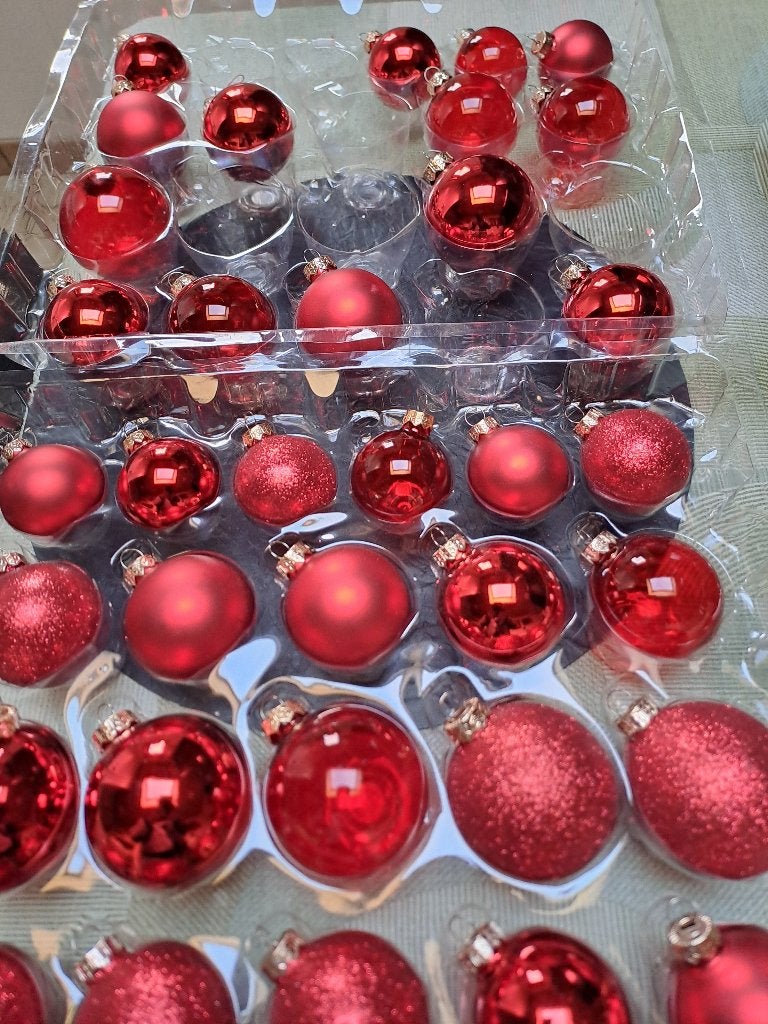 Rode Kerstballen, Ophalen
