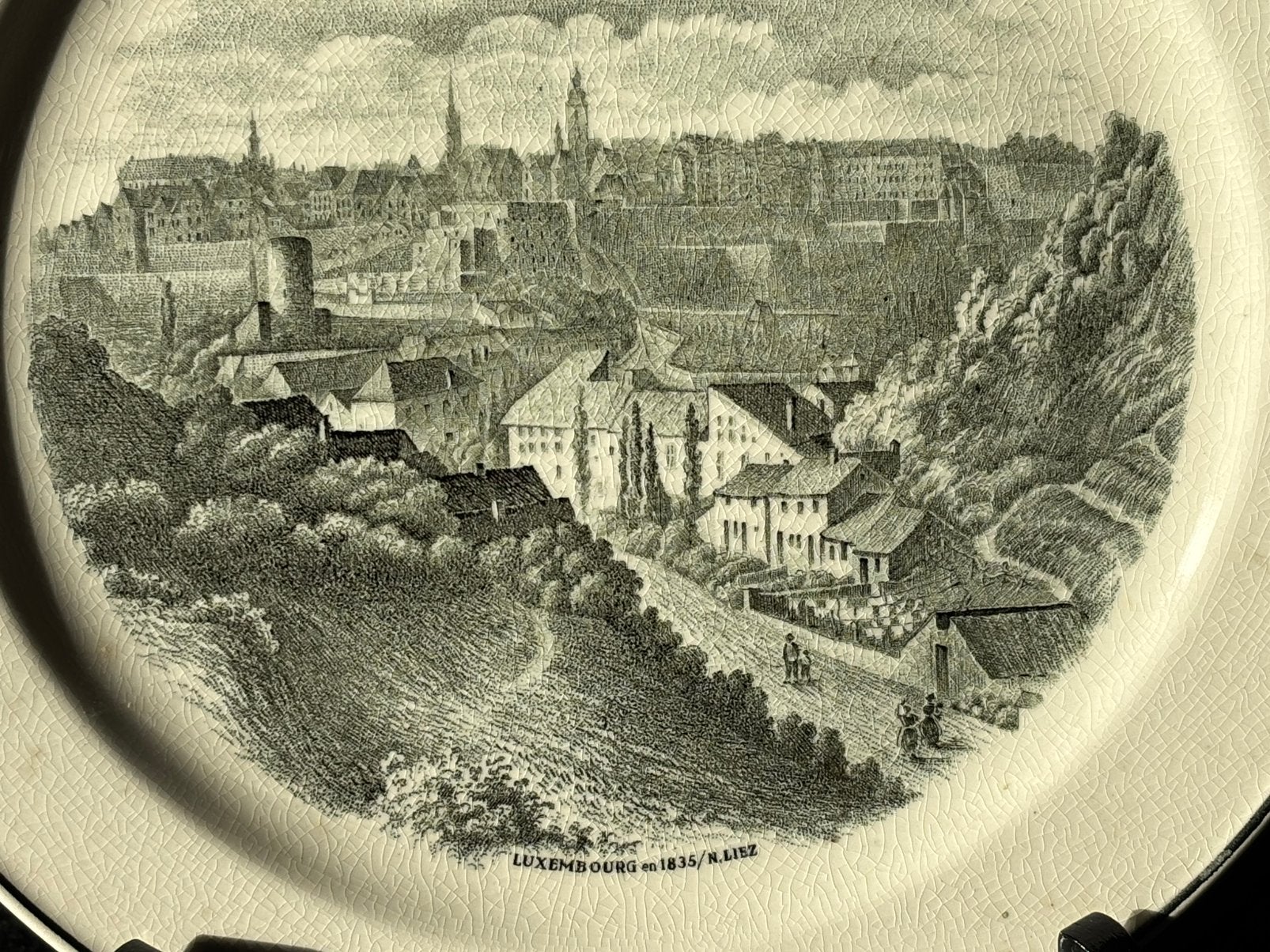 Belle assiette décorative Villeroy Boch Luxembourg 1835, Maison & Meubles, Enlèvement ou Envoi, 24 cm, Objet de décoration, Fait main