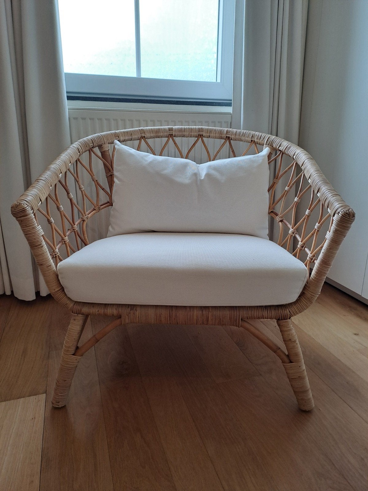 Chaise en rotin avec coussins blancs, Enlèvement, Comme neuf, Osier ou Rotin, Une