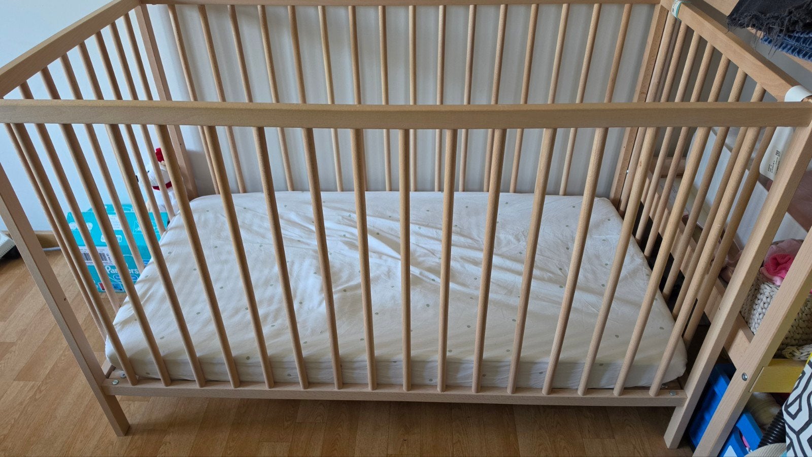 bedje met matras en verzorgingstafel, Ophalen, Zo goed als nieuw, Rechthoekig, In hoogte verstelbaar