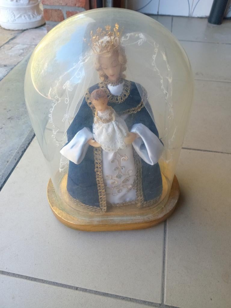 Madonna onder stolp, Ophalen