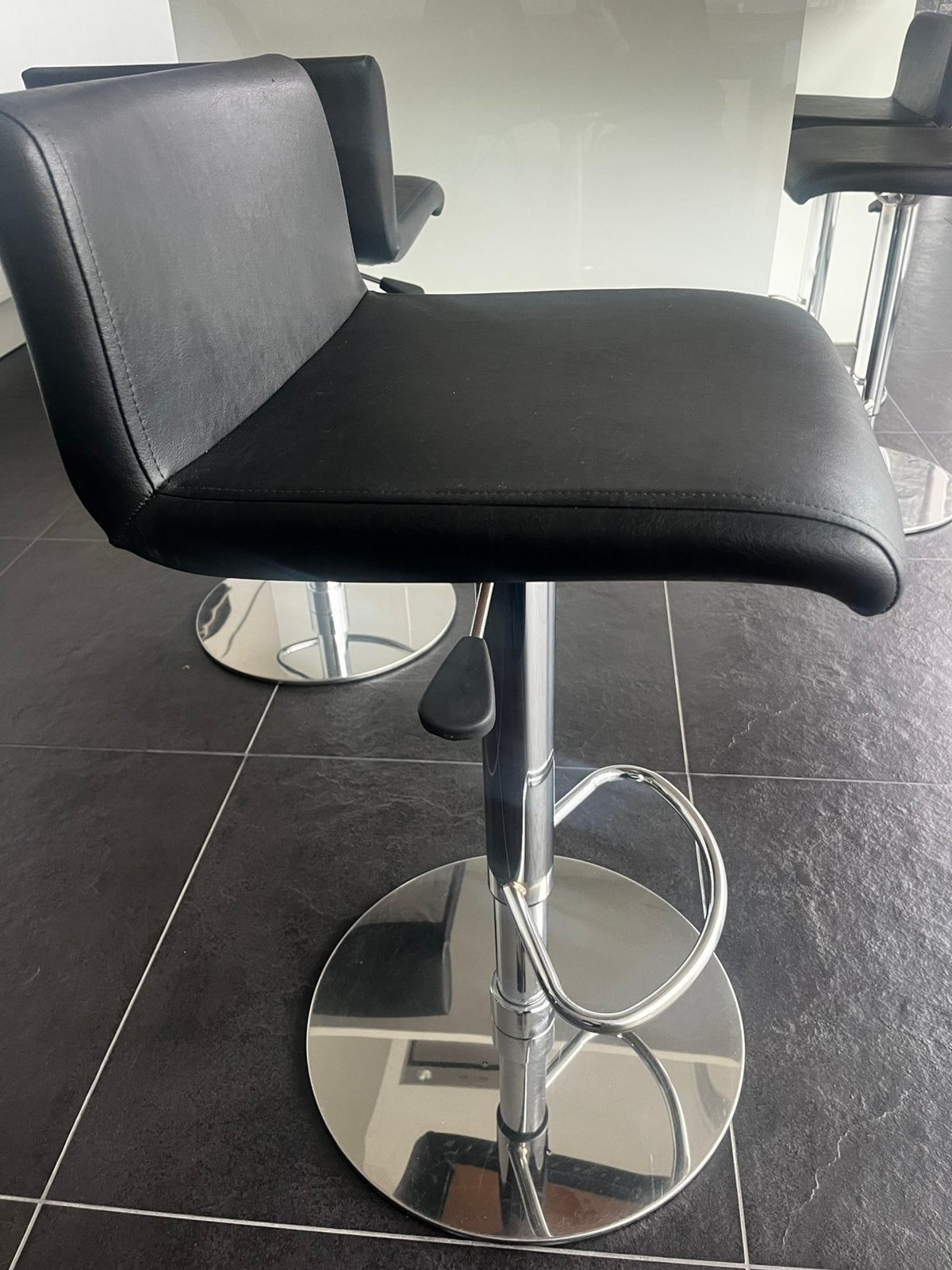 4 zwarte hoge stoelen in hoogte verstelbaar, 4 tabourets, Comme neuf, Synthétique, Enlèvement