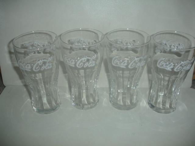 4 Coca Cola glazen 37,5cl, bedrukking wit reliëf voor € 2,50, Enlèvement ou Envoi, Comme neuf, Verre à soda