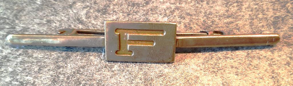 Te koop: Mooie verzilverde dasspelt met letter "F", Antiek en Kunst, Ophalen