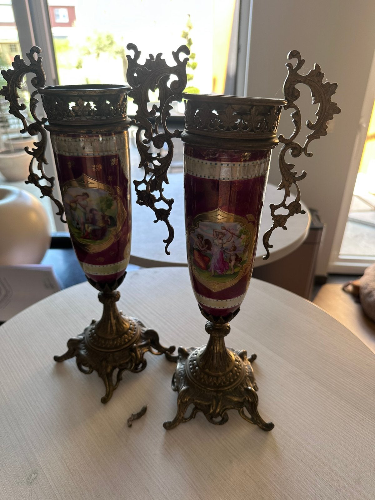 Vases en porcelaine, Enlèvement