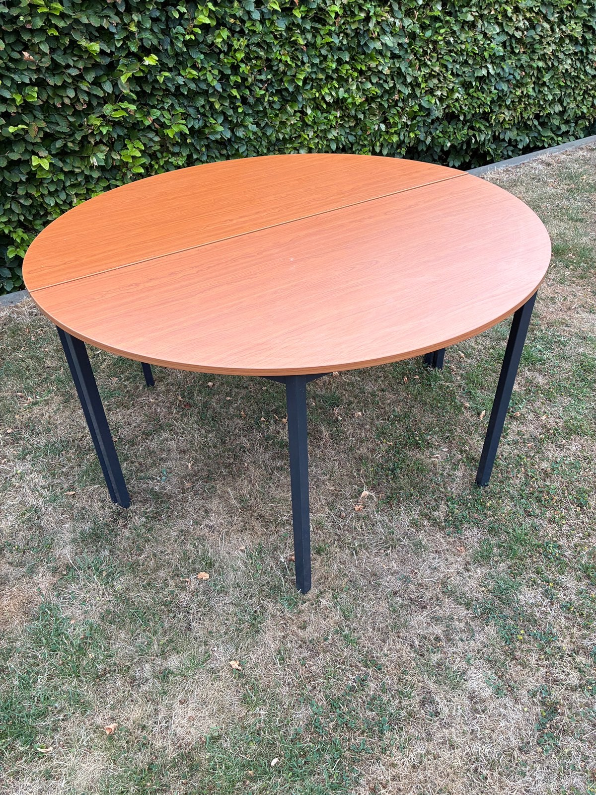 Ronde eettafel, deelbaar, hout met metalen poten, Huis en Inrichting, Ophalen, Gebruikt, Rond, Vijf personen of meer