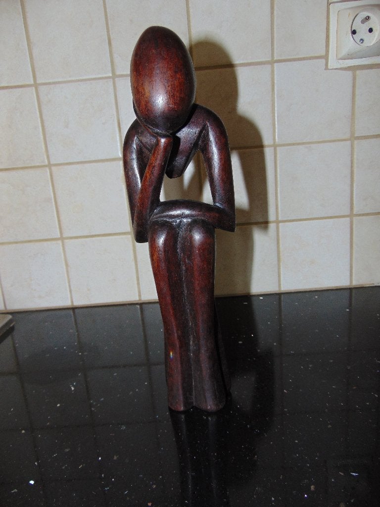 Houten sculptuur 'de denker' 28 cm, Houtsnijwerk, Ophalen of Verzenden, 20 - 50 cm, Scène