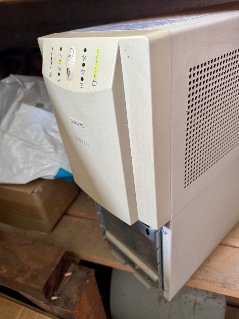 APC SMART.UPS 2200 XL, Informatique & Logiciels, Alimentations de secours (UPS), Enlèvement, Utilisé