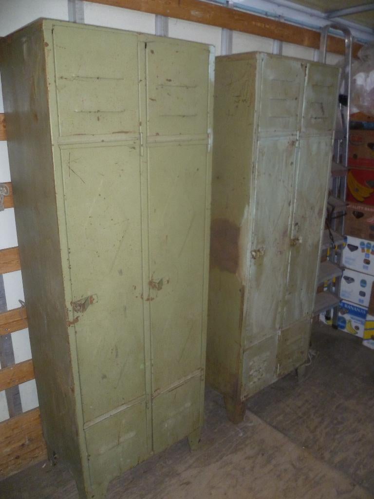 2 DEZELFDE METALEN  VESTIAIRE KASTEN JAREN 30'40', Antiek en Kunst, Ophalen