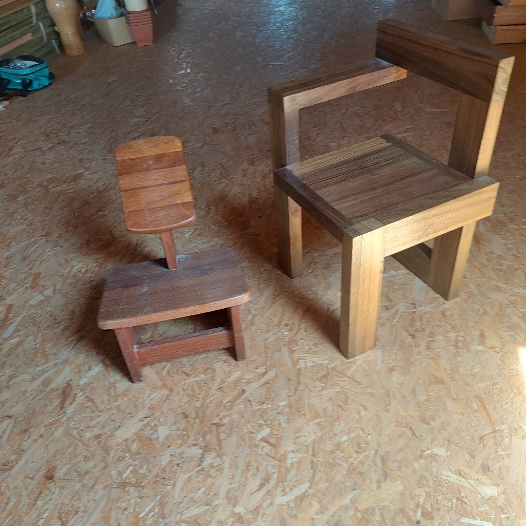 2 speciale houten stoelen, Ophalen