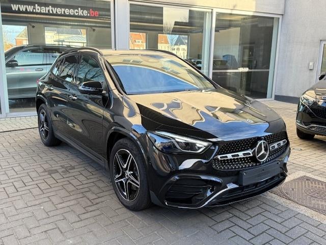 GLA 180 Amg-NightP-Cam-KeyLs-Distro-360-CarPlay-Sfeer, Auto's, Mercedes-Benz, 4 cilinders, Zwart, Bedrijf, 5 zetels