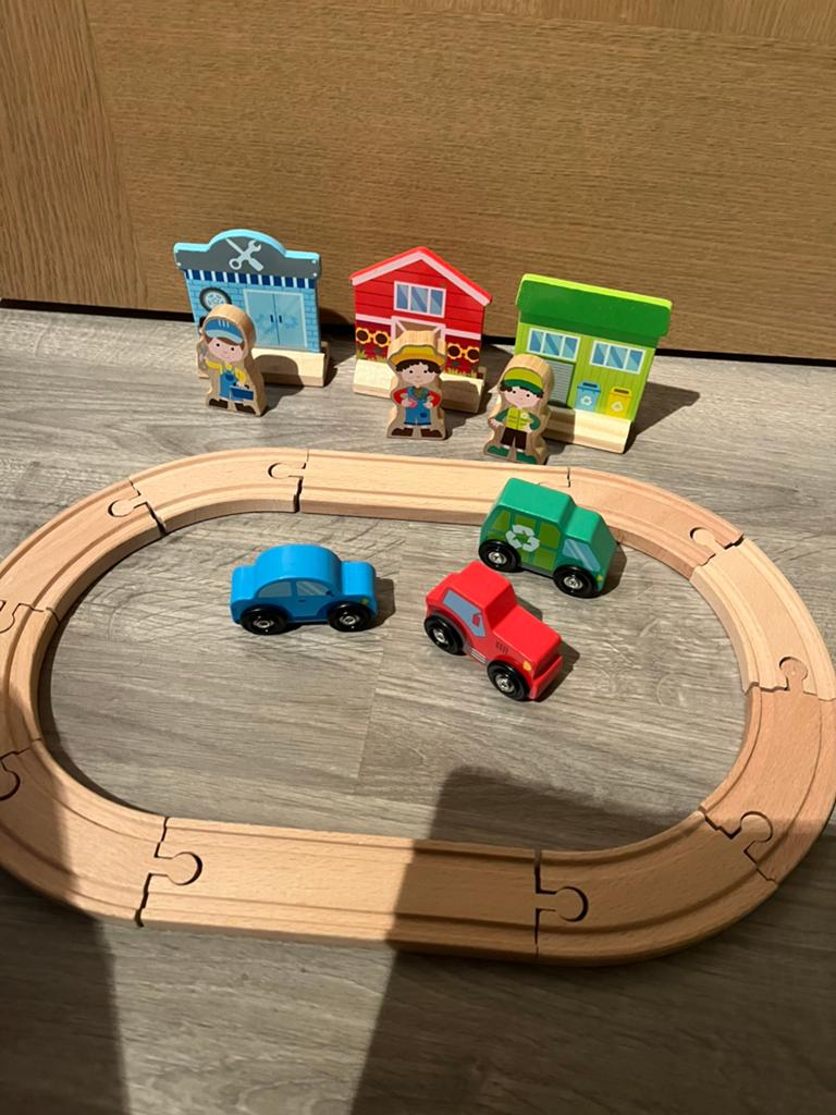 Een houten autobaan met toebehoren, Kinderen en Baby's, Ophalen, Zo goed als nieuw