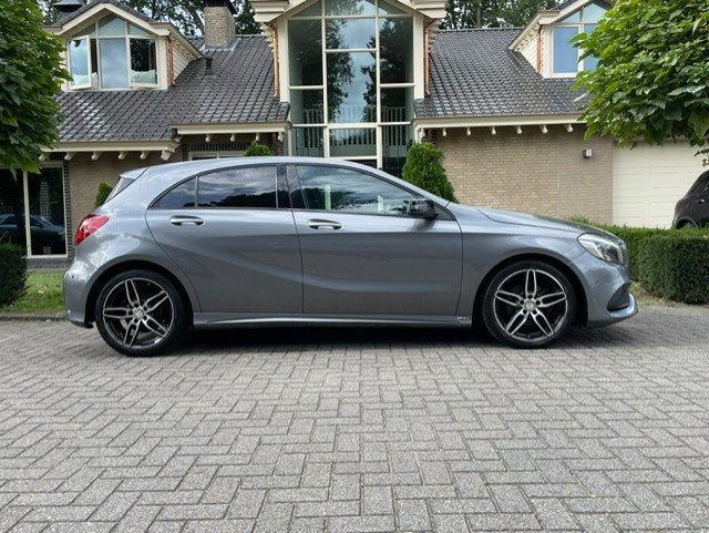 Mercedes-Benz A-klasse 180 d AMG LINE NAVI PDC, Auto's, Leder en Stof, 5 deurs, Zilver of Grijs, Te koop