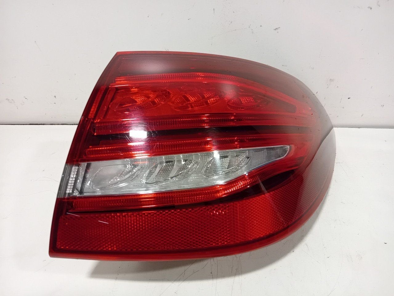 Achterlicht carrosserie rechts Mercedes-Benz C-Klasse, Onderdelen@venauto.nl, Van der Ven Autorecycling B.V., Ettenseweg 76, 4706 PB Roosendaal, The Netherlands