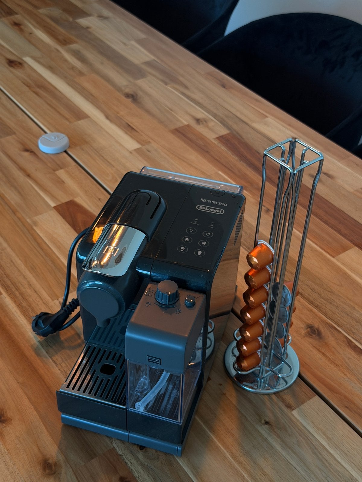 Nespresso De’Longhi Lattissima Touch EN560.B + cuphouder, Ophalen of Verzenden, Zo goed als nieuw, De'Longhi, De'Longhi