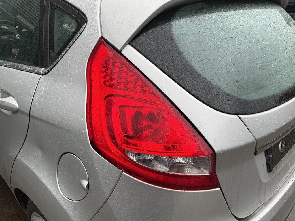 FEU ARRIÈRE GAUCHE Ford Fiesta 6 (JA8) (|8A6113A603AB|), Henry-Ford-Straße  1
50735  Köln, DE, Ford-Werke GmbH, Kunden@ford.com