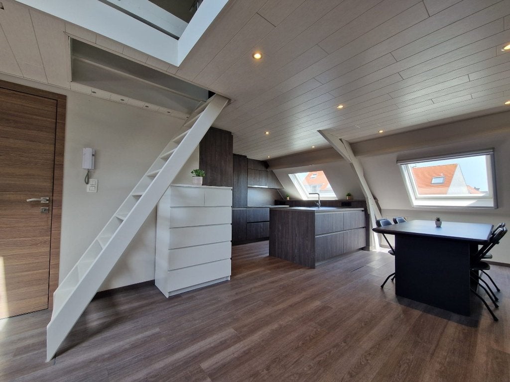 Unieke en lichtrijke dakappartement met mezzanine, 60 m², Verkoop zonder makelaar, Oostende, 1 kamers