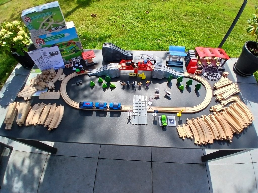 Grand circuit train en bois PLAYTIVE - État impeccable, Autres marques, Électrique, Comme neuf, Enlèvement