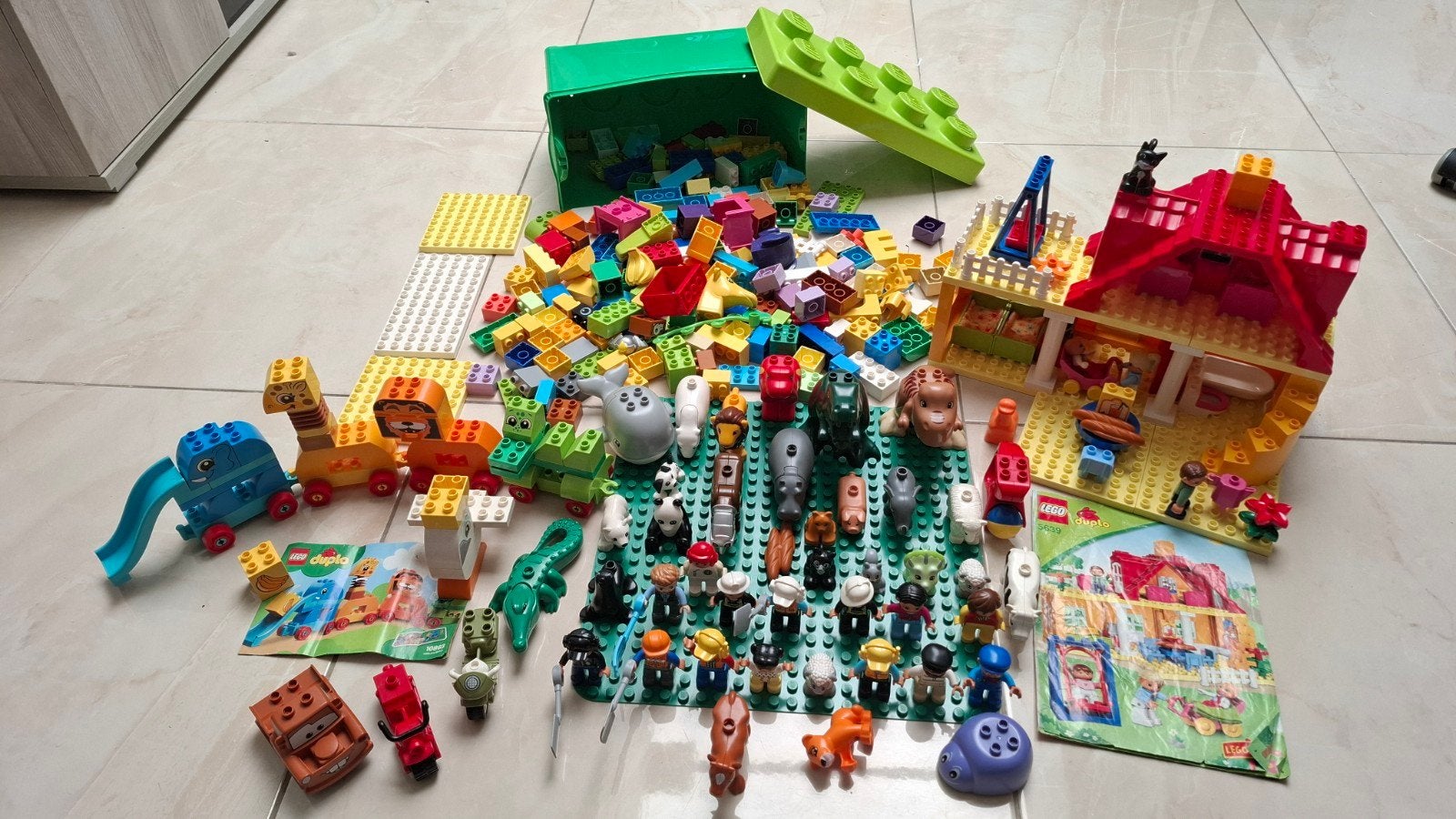Lego duplo avec beaucoup de minifigurines (100% Lego), Enlèvement ou Envoi