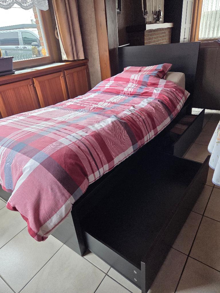 Donkerbruin éénpersoonsbed in goede staat, Huis en Inrichting, Ophalen, Eenpersoons, Bruin, Klassiek