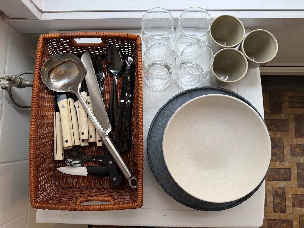 Borden + glazen + kopjes + bestek set., Assiettes(s), Pierre, Enlèvement, Utilisé