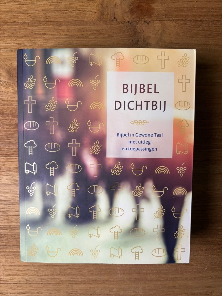 Bijbel Dichtbij - softcover met uitleg, Boeken, Godsdienst en Theologie, Ophalen of Verzenden, Zo goed als nieuw, Christendom | Katholiek