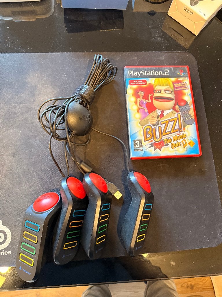 Buzz! The Music Quiz + 4 buzzers – PS2, Games en Spelcomputers, 3 spelers of meer, Ophalen of Verzenden, Gebruikt, Muziek
