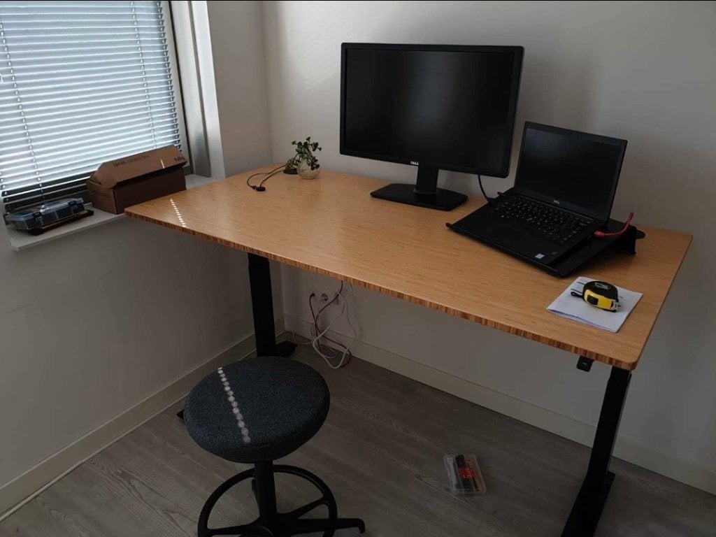 Elektrische zit sta bureau bamboe 140x80cm, Ophalen, Hout, In hoogte verstelbaar, Zo goed als nieuw