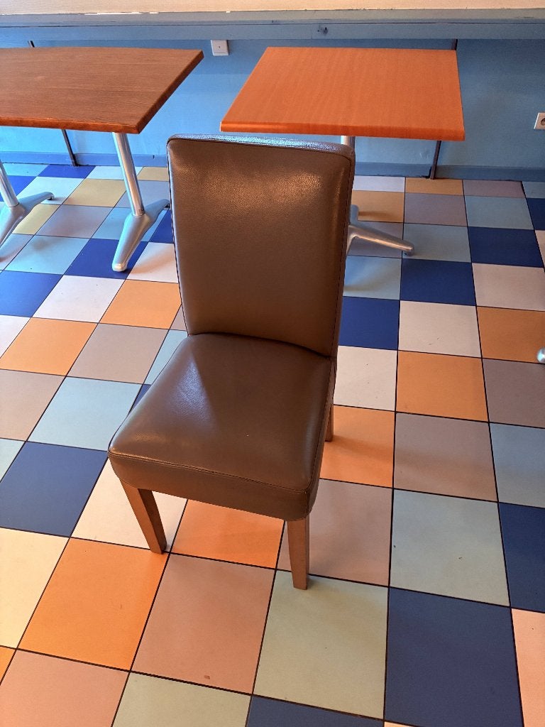64 horeca stoelen, Ophalen, Gebruikt, Hotelinrichting