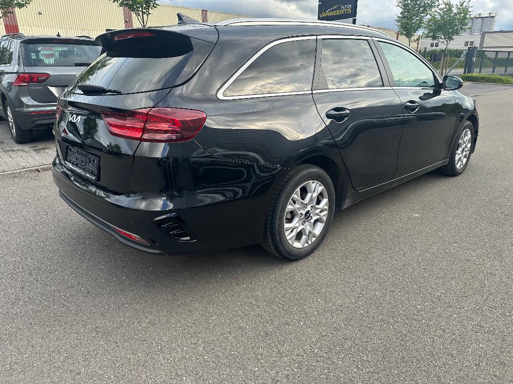 Kia Ceed SW benzine, 2023 CARPLAY/ CAMERA, Auto's, Kia, Stof, Euro 6, Navigatiesysteem, Zwart