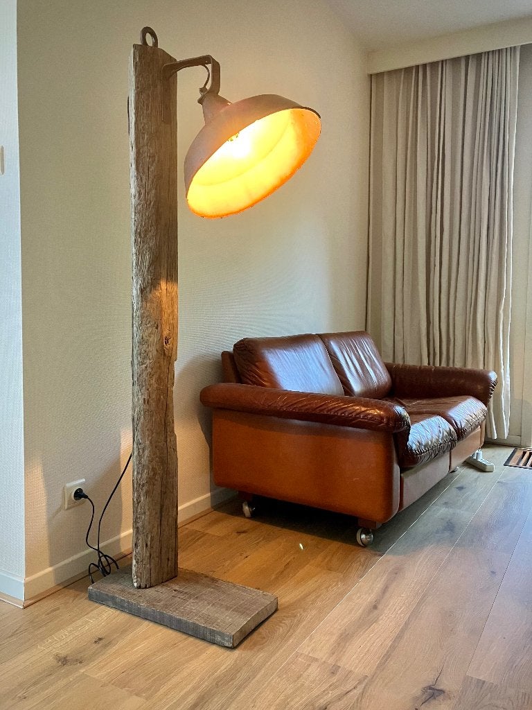 Fabriekslamp op oude eiken balk, Enlèvement
