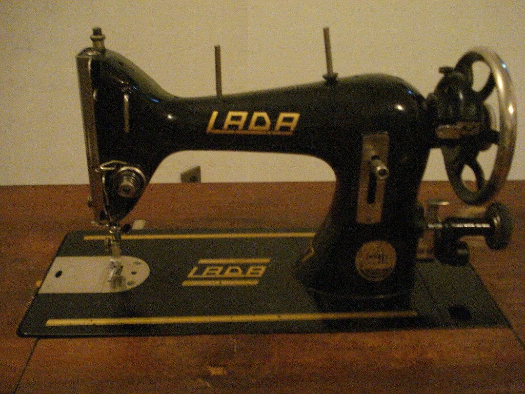 Vintage naaimachine LADA, Antiek en Kunst, Ophalen