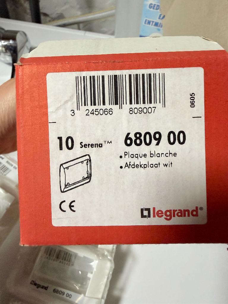 7 plaques de finition blanches Legrand, Enlèvement, Neuf, Interrupteur