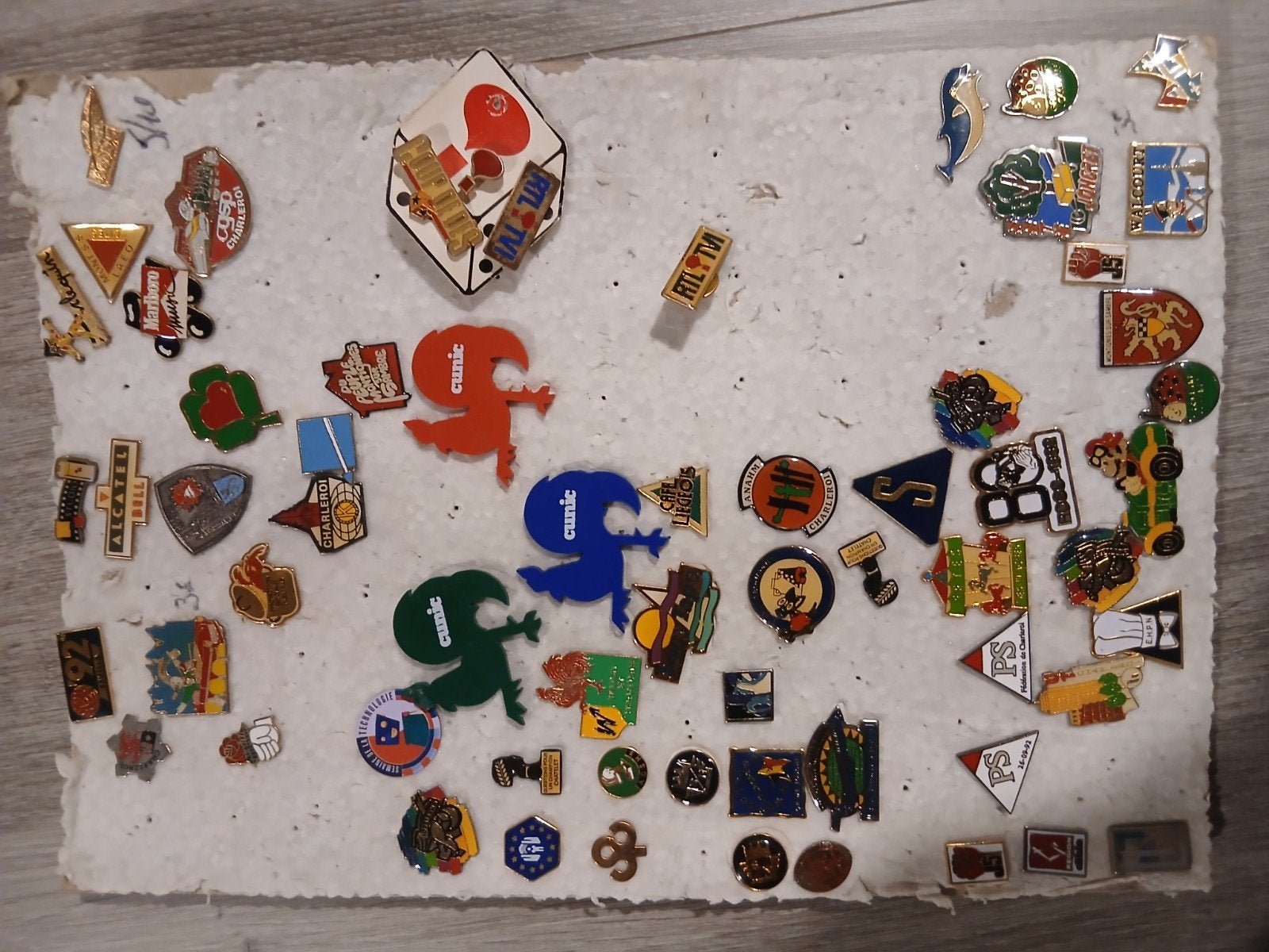 pins divers, Enlèvement