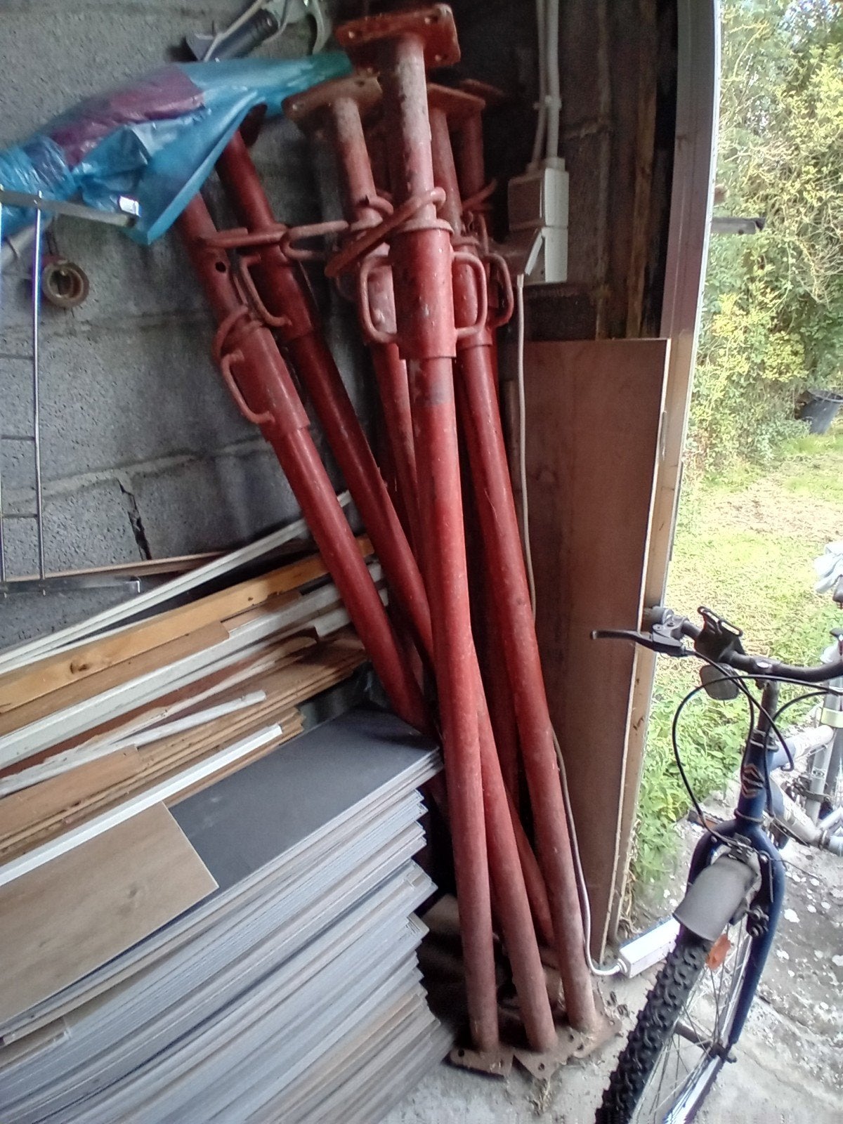 Lot indissociable de 8 étançons, Bricolage & Construction, Enlèvement