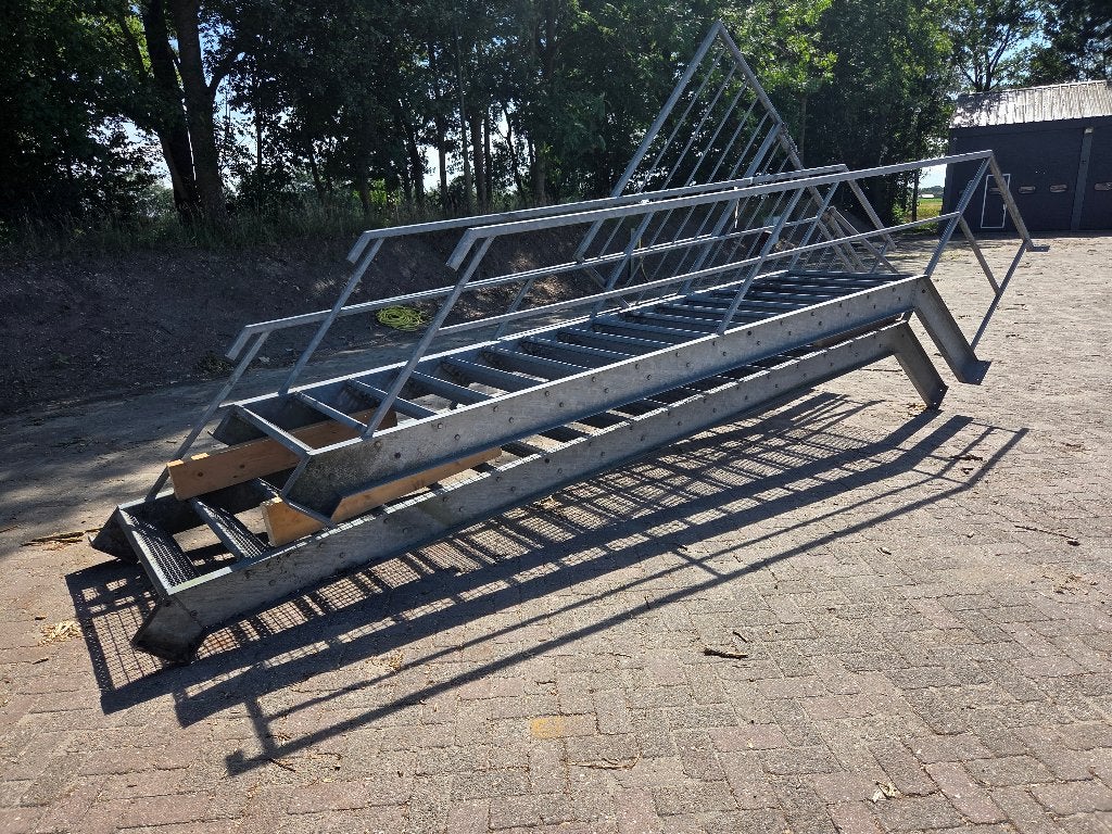2 x gegalvaniseerde trap met leuning en plateau, Doe-het-zelf en Bouw, Ophalen, Zo goed als nieuw, Trap