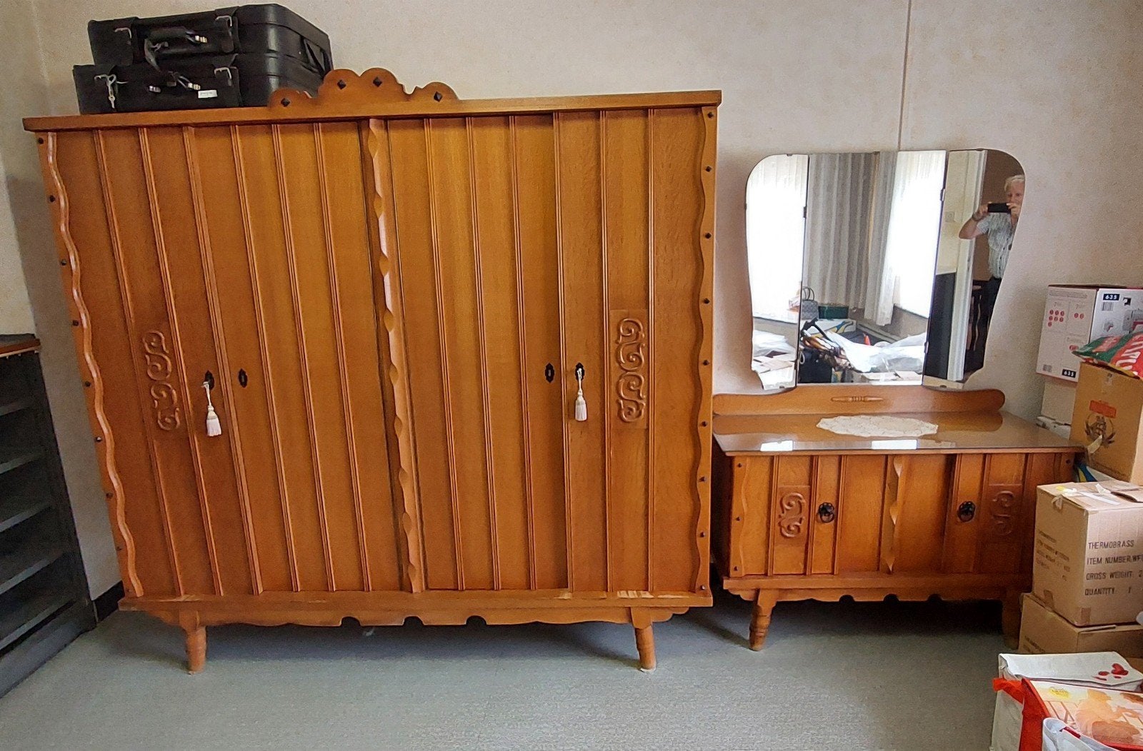 Kleerkast met commode met driedubbele spiegel, Ophalen