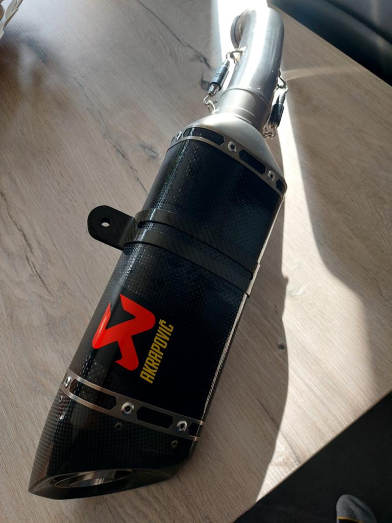 Échappement à glissement Akrapovic, Motos, Enlèvement