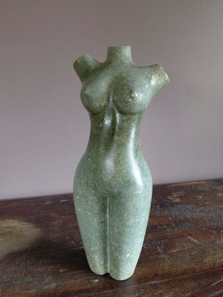Daniel Baradza  gebeeldhouwde stenen vrouwelijke torso, Antiek en Kunst, Ophalen of Verzenden, 20 - 50 cm, Steen of Keramiek, Beeld