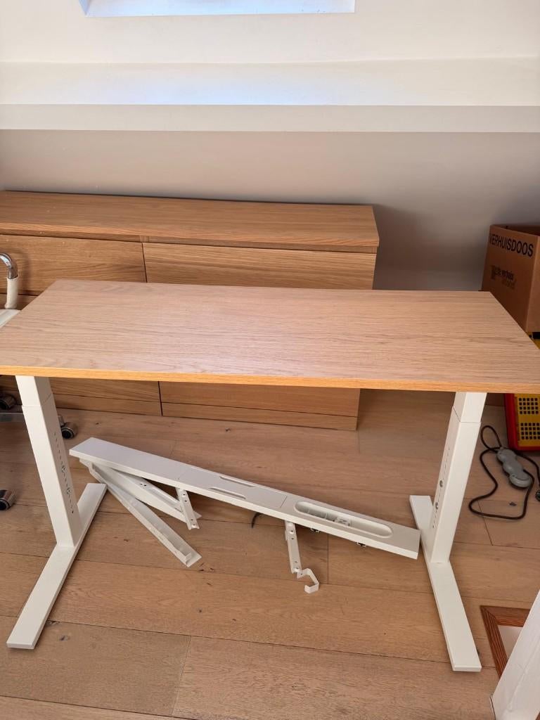 Bureau met witte metalen poten en houten blad, Ophalen, 120 cm, Hout, Zo goed als nieuw