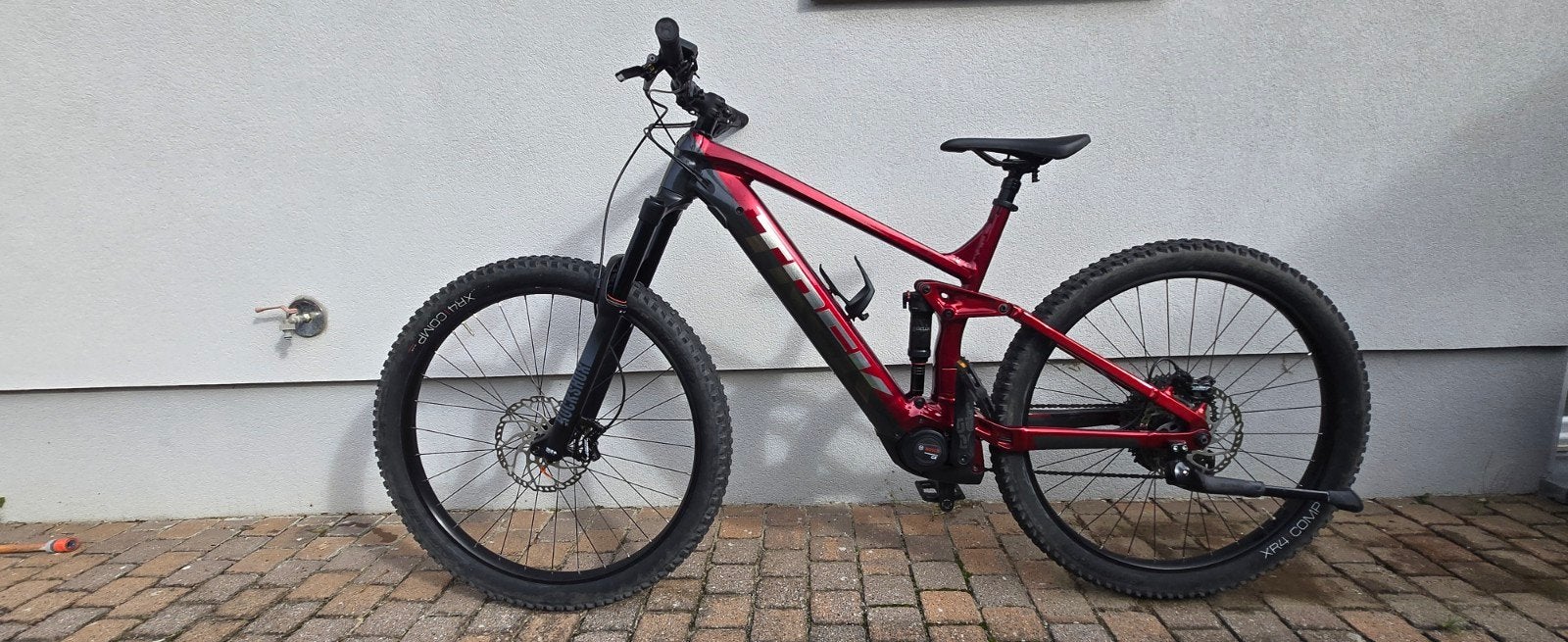 vtt électrique, trek rail 5 rouge et gris, Vélos & Vélomoteurs, Autres marques, 50 km par batterie ou plus, Comme neuf, 59 cm ou plus