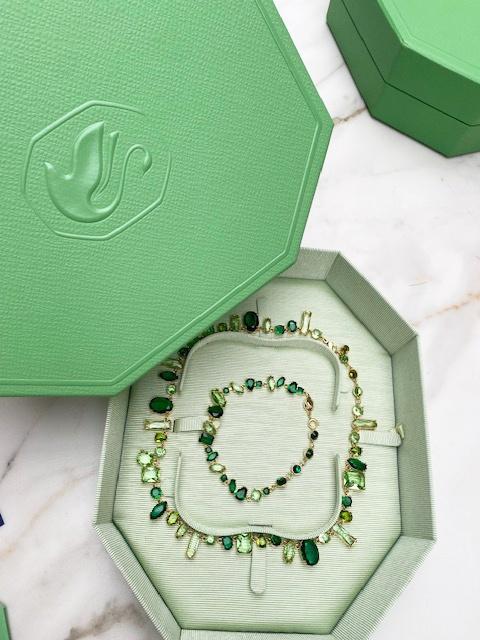 SWAROVSKI set ketting + armband groen kristal, Handtassen en Accessoires, Kettingen, Overige materialen, Nieuw, Ophalen of Verzenden