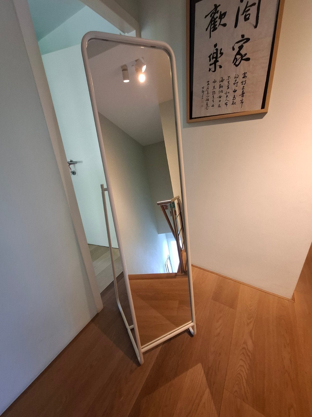 Miroir sur pied IKEA KNAPPER avec porte-manteaux arrière, Comme neuf, Rectangulaire, Moins de 50 cm, 150 à 200 cm