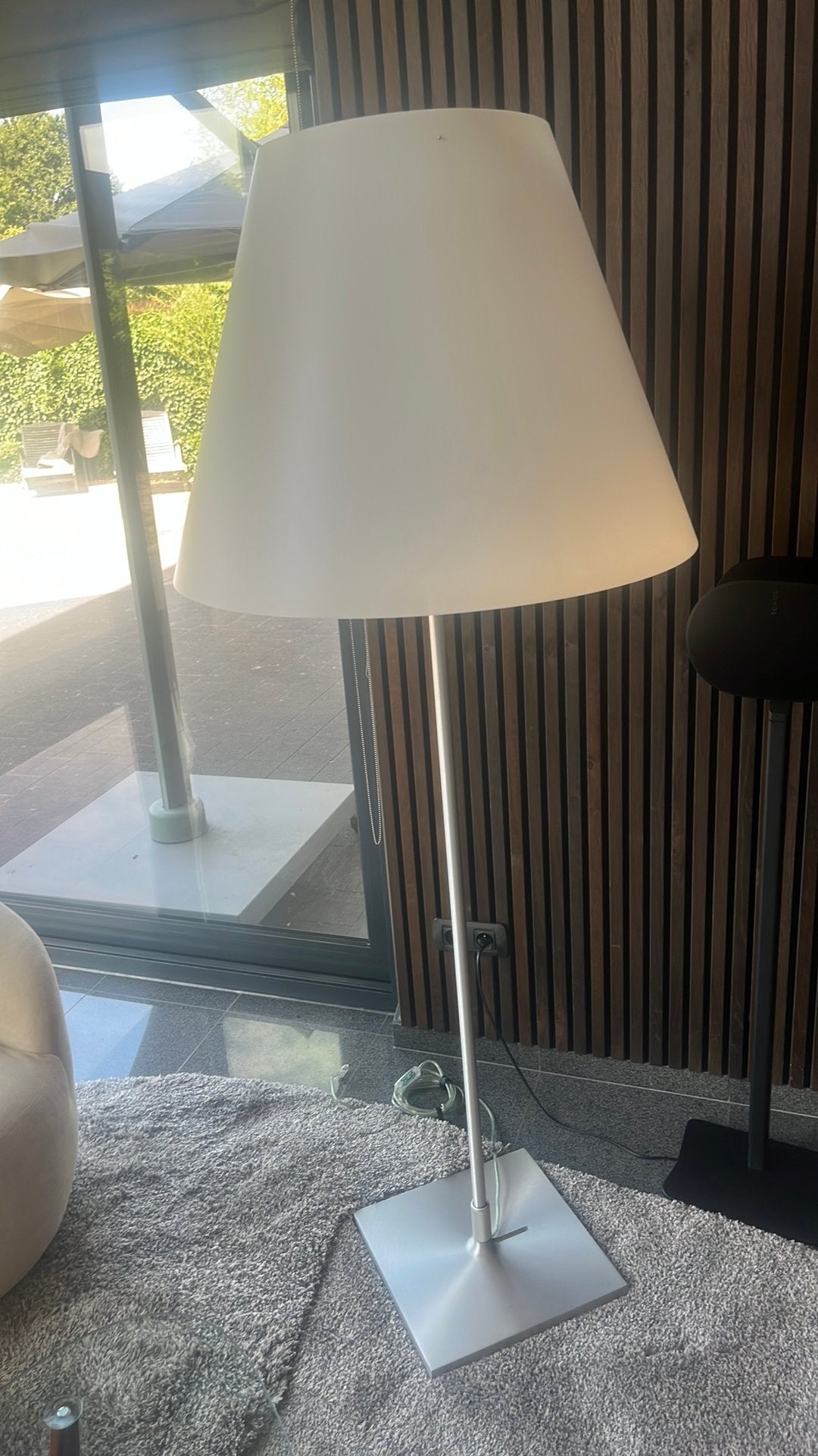 Moderne design vloerlamp met grote witte kap, Huis en Inrichting, Ophalen, Zo goed als nieuw