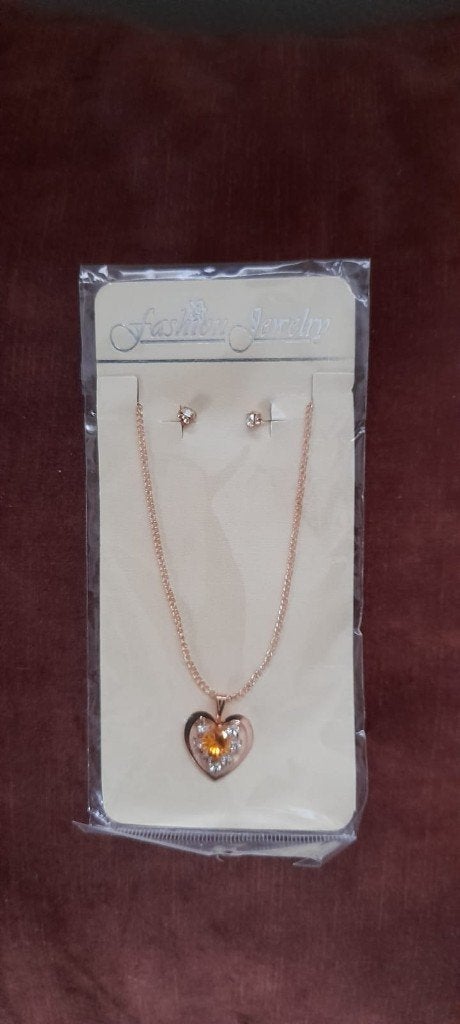 Set van goudkleurige ketting + oorstekers, strass steentjes., Bijoux, Sacs & Beauté, Colliers, Enlèvement ou Envoi, Or, Autres matériaux