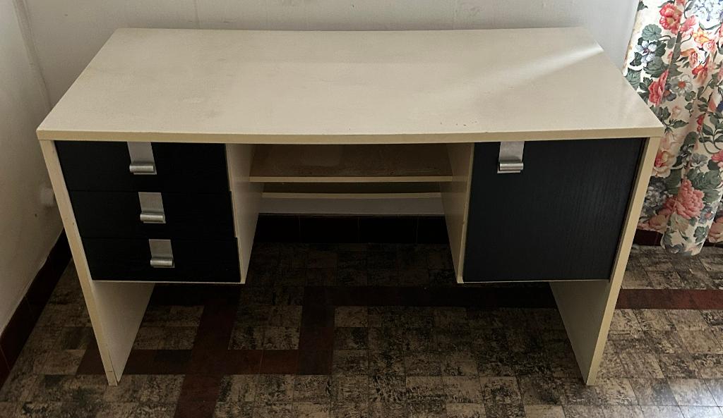 Ancien bureau blanc, Enlèvement