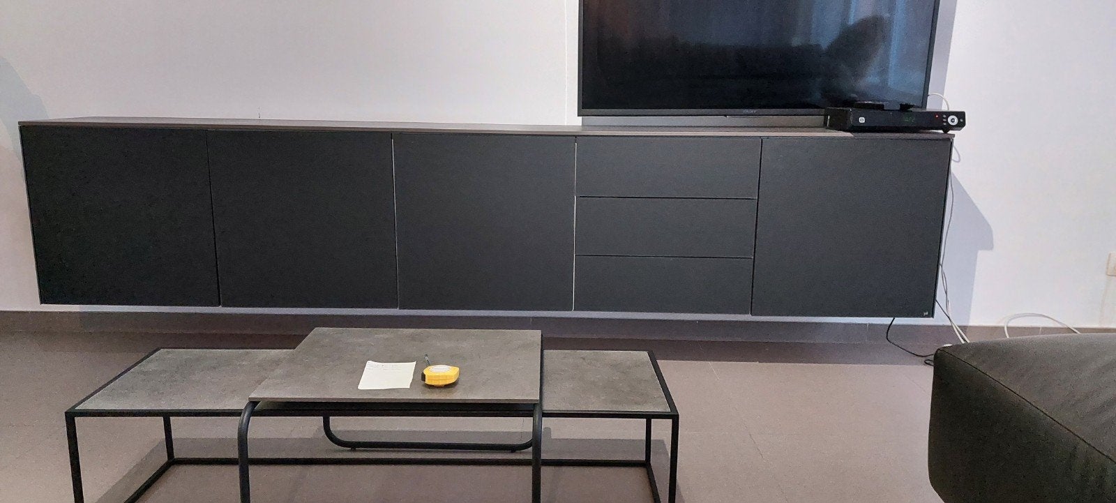 Zwarte hangkast Joli, Huis en Inrichting, Kasten |Televisiemeubels, Ophalen