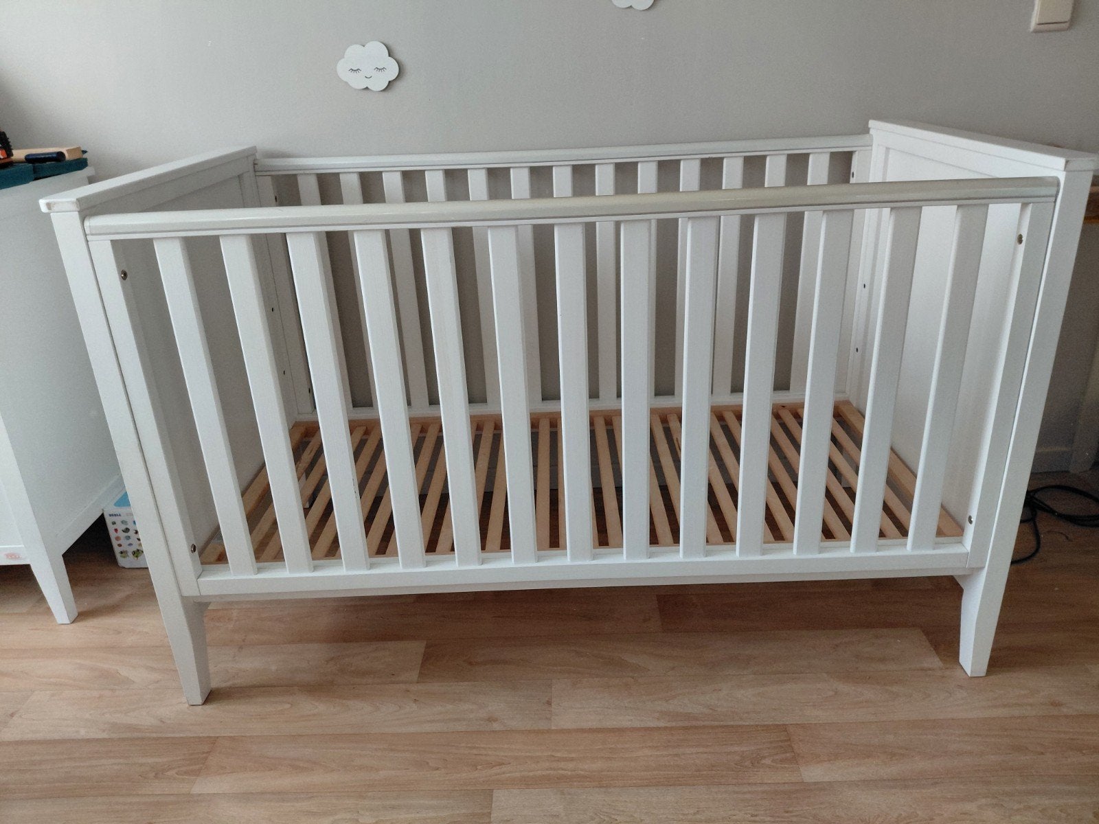 Lit bébé/ enfant évolutif en bois plein blanc 70x140, Enfants & Bébés, Enlèvement, Lit