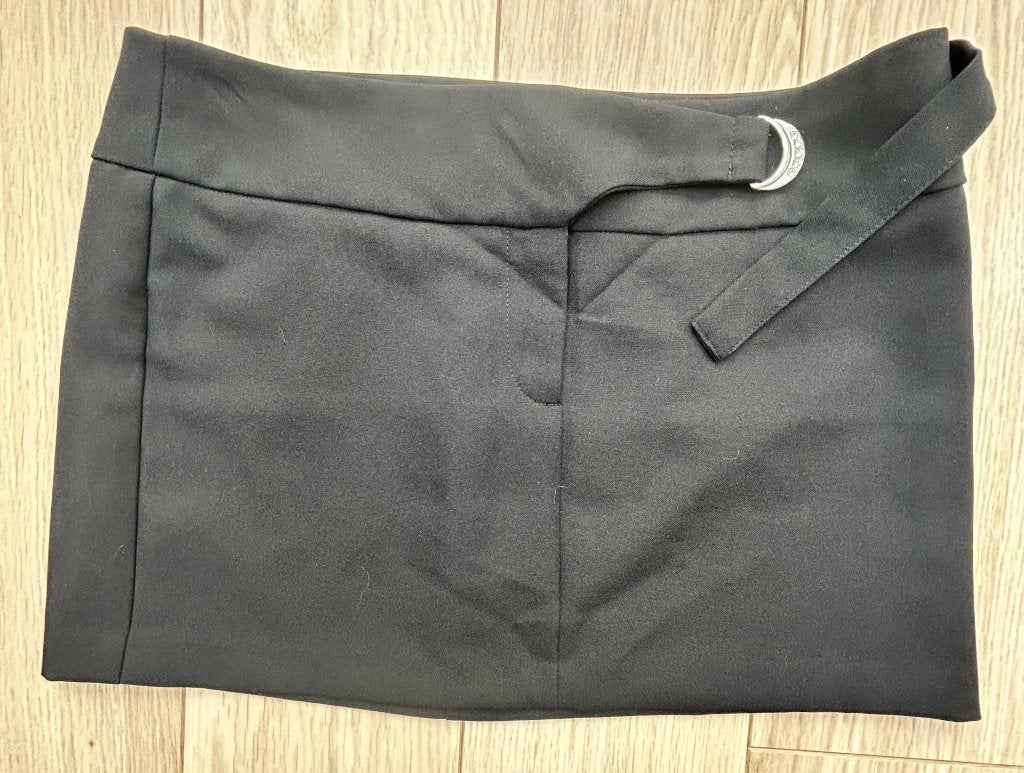 Sisley zwart minirokje met siergesp, Taille 38/40 (M), Enlèvement ou Envoi, Sisley, Porté