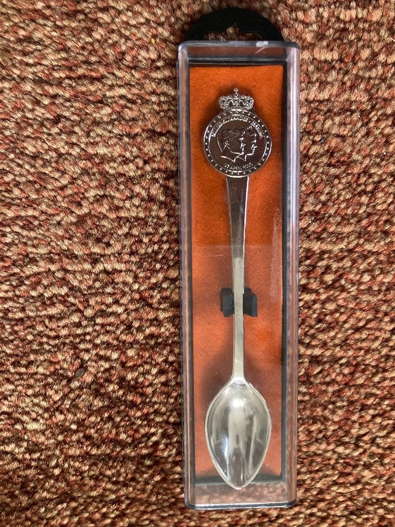 Lepeltje met het Nederlands koningspaar, Verzamelen, Ophalen of Verzenden, Nieuw, Speld(je) of Lepel(tje)